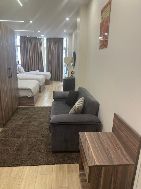 un salon avec un canapé et un lit dans l'établissement Nefertari Pyramids View Inn, au Caire