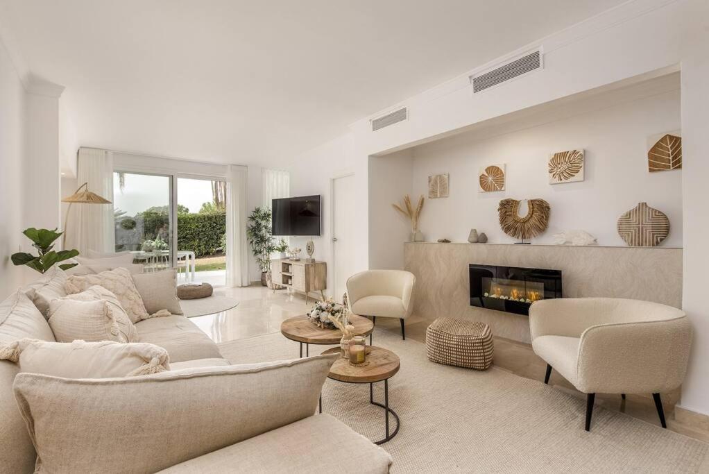 un soggiorno con divano e camino di Gorgeous renovated Apt near golf and sea RDR373 a Marbella