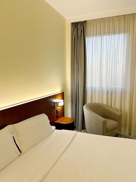 Łóżko lub łóżka w pokoju w obiekcie iH Hotels Milano Blu Visconti