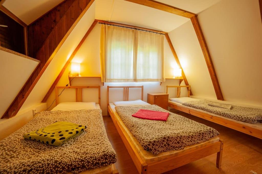 Postel nebo postele na pokoji v ubytování Enchanted Forest Chalet