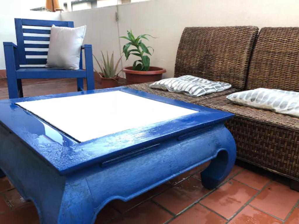 uma mesa azul numa sala de estar com um sofá em Apartment Penthouse Seville in Alameda City Center em Sevilha