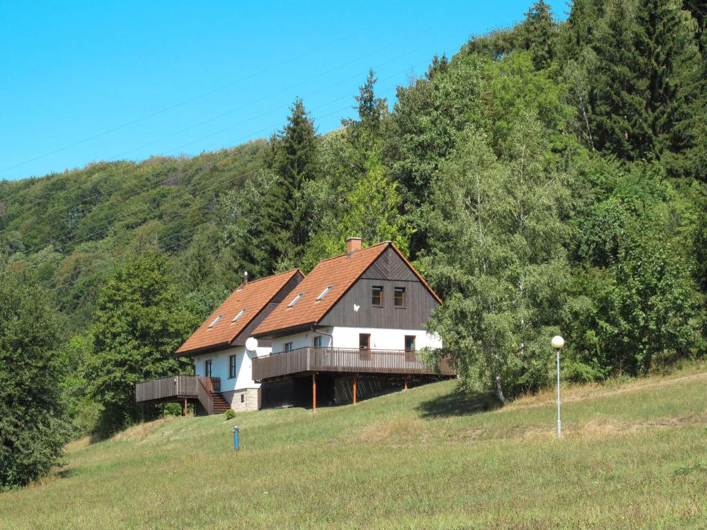 una casa en la cima de una colina en un campo en Holiday Home Stárkov by Interhome en Stárkov