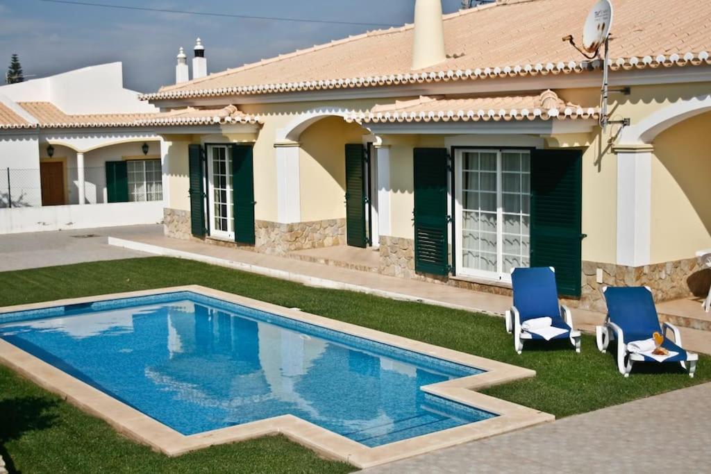una casa con piscina nel cortile di Bonita Moradia c/ Piscina em SAGRES a Sagres