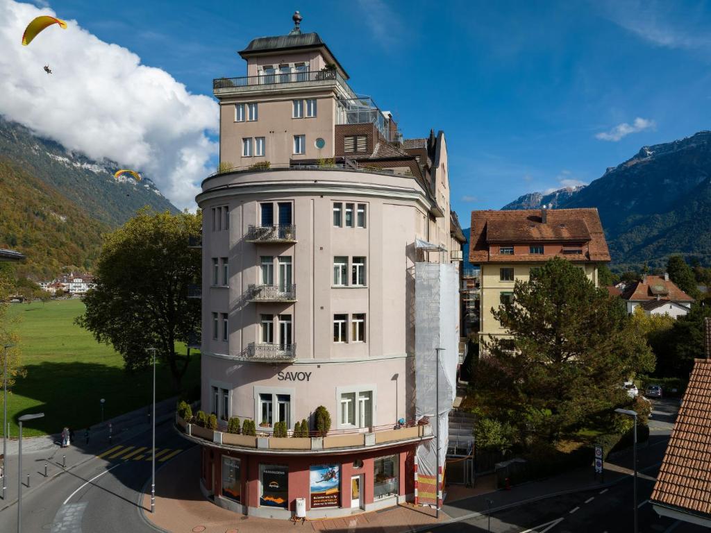 ein hohes weißes Gebäude mit einem Turm darüber in der Unterkunft Studio Galeriestudio Jungfraublick by Interhome in Interlaken