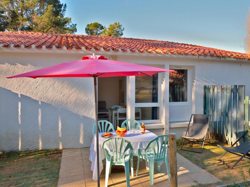 La Parée PreneauにあるHoliday Home Hameau Océan - SHR100 by Interhomeのパティオ(ピンクの傘付きテーブル付)