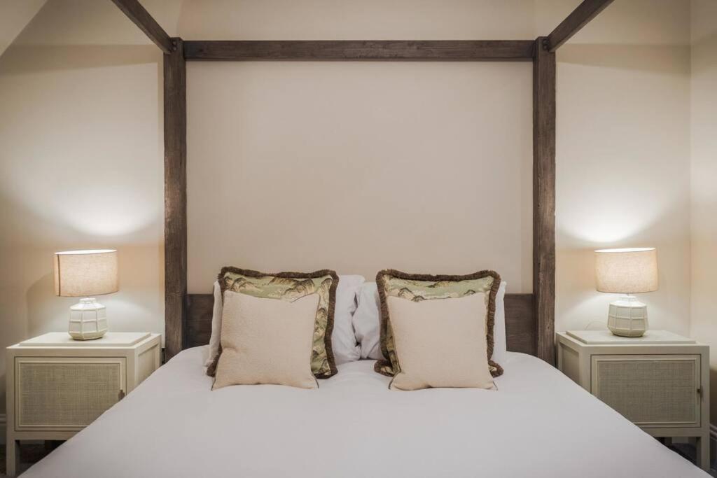 - une chambre avec un lit blanc et 2 tables de chevet dans l'établissement 3BR Retreat, Allocated Parking, Private Garden, à Windsor