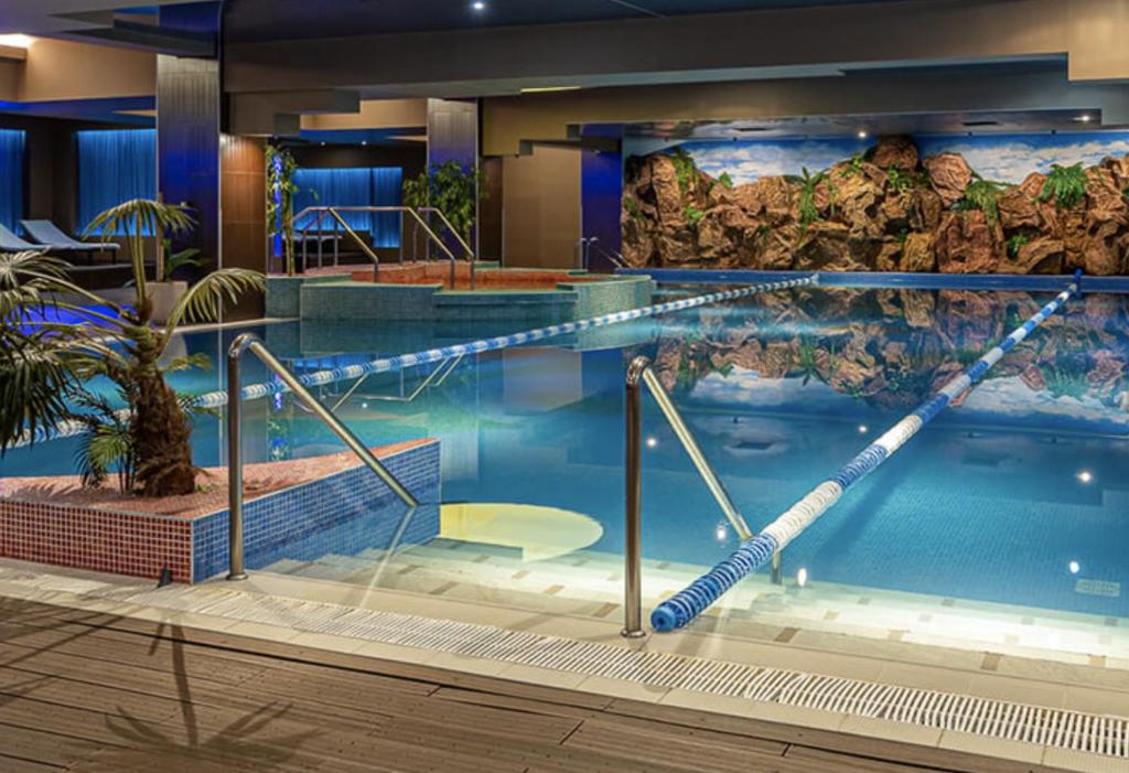 ein großer Pool in einem Hotel in der Unterkunft ApartHotel RIN Grand Residence in Bukarest