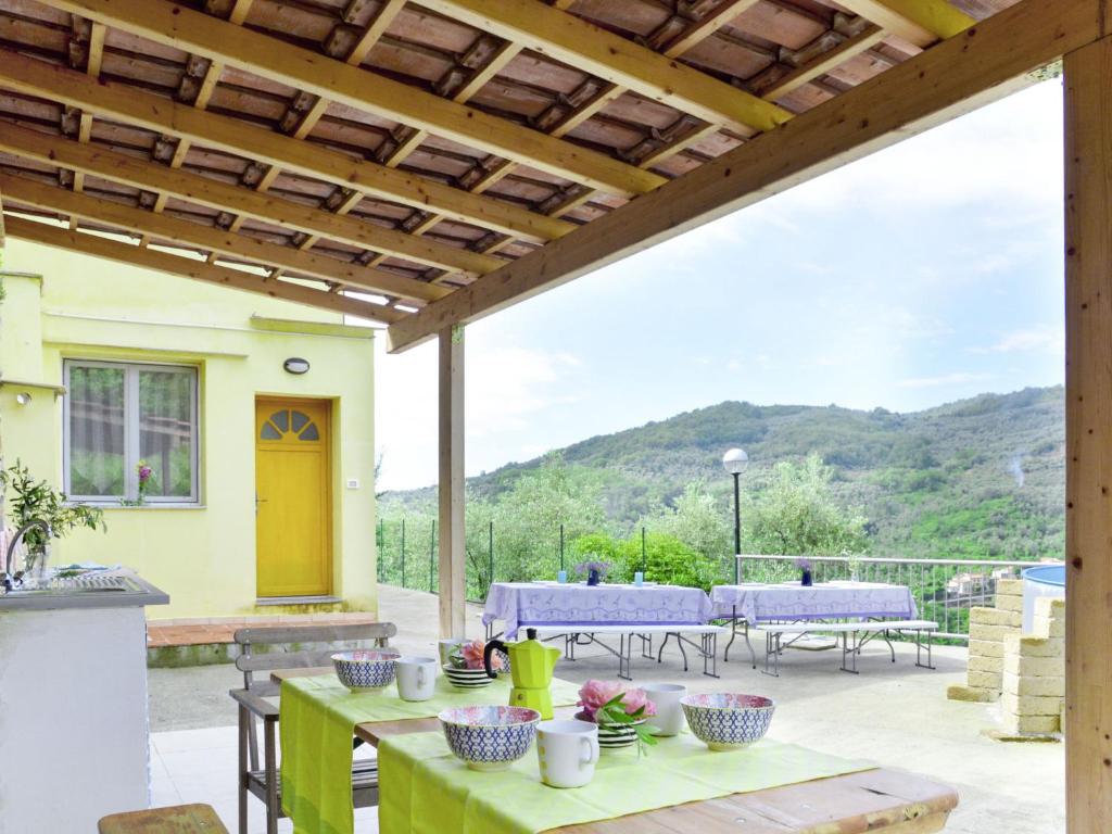 un patio con tavolo, sedie e montagne sullo sfondo di Apartment Pia - PRE173 by Interhome a Praelo