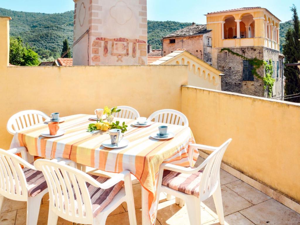 un tavolo e sedie seduti su un balcone di Holiday Home La Canonica - PRE190 by Interhome a Praelo