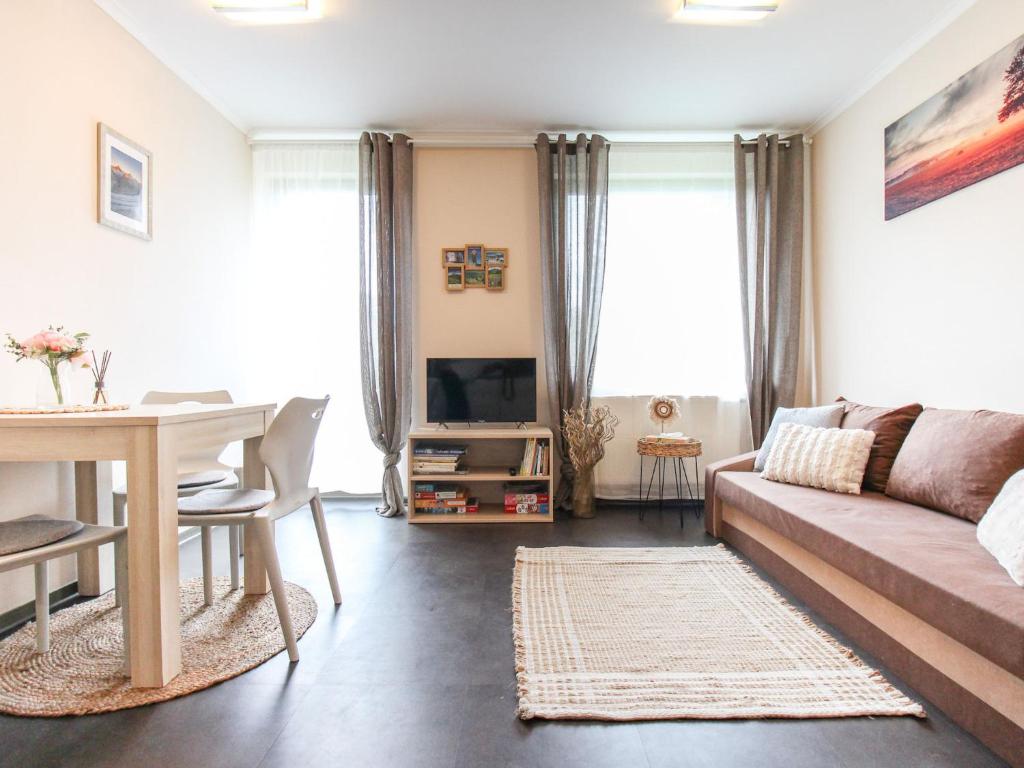 un soggiorno con divano e tavolo di Apartment Resident Harrachov B - HRA170 by Interhome a Harrachov