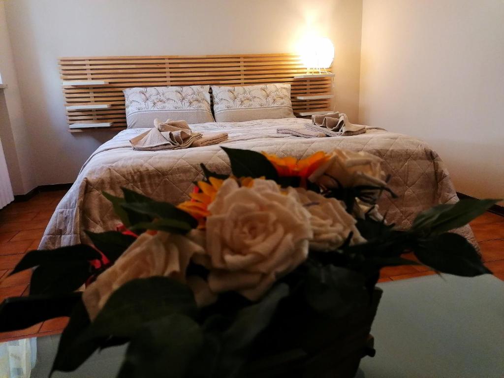 Un dormitorio con una cama con flores. en RELAX HOUSE IN THE MOUNTAINS, en Valdieri