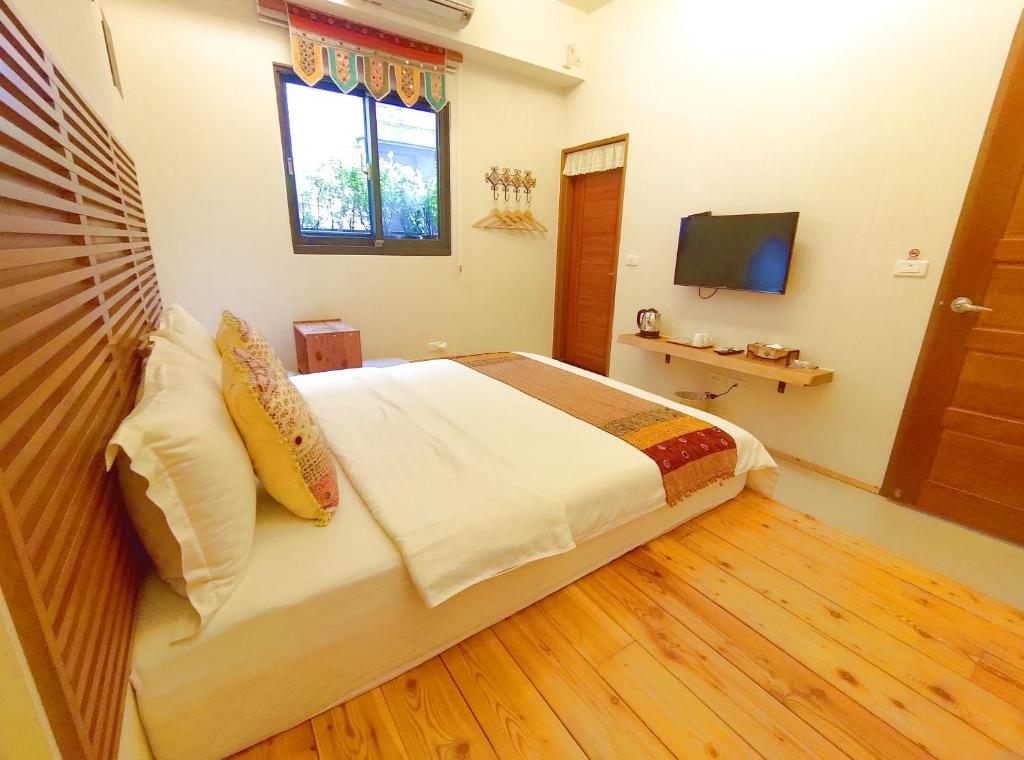 TV a/nebo společenská místnost v ubytování Jiaoxi Song Tian B&B