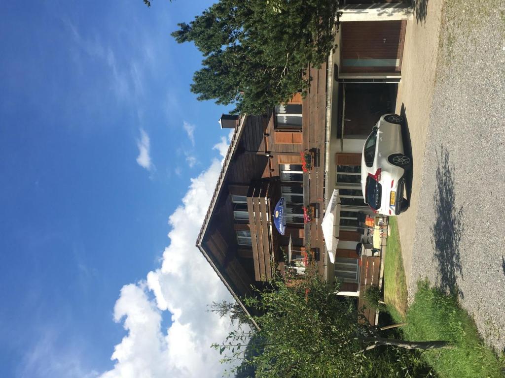 ein an der Seite eines Gebäudes geparkt in der Unterkunft Apartment Shalom by Interhome in Adelboden