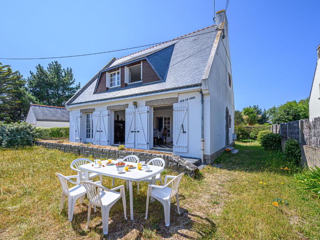 a white table and chairs in front of a house at Holiday Home Pen-er-Park by Interhome in Carnac