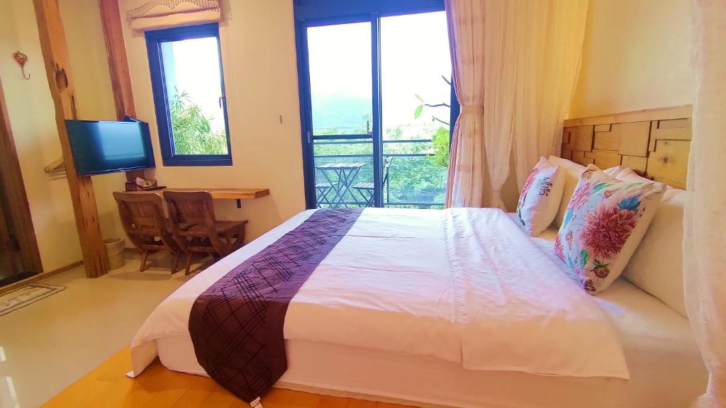 Postel nebo postele na pokoji v ubytování Jiaoxi Song Tian B&B