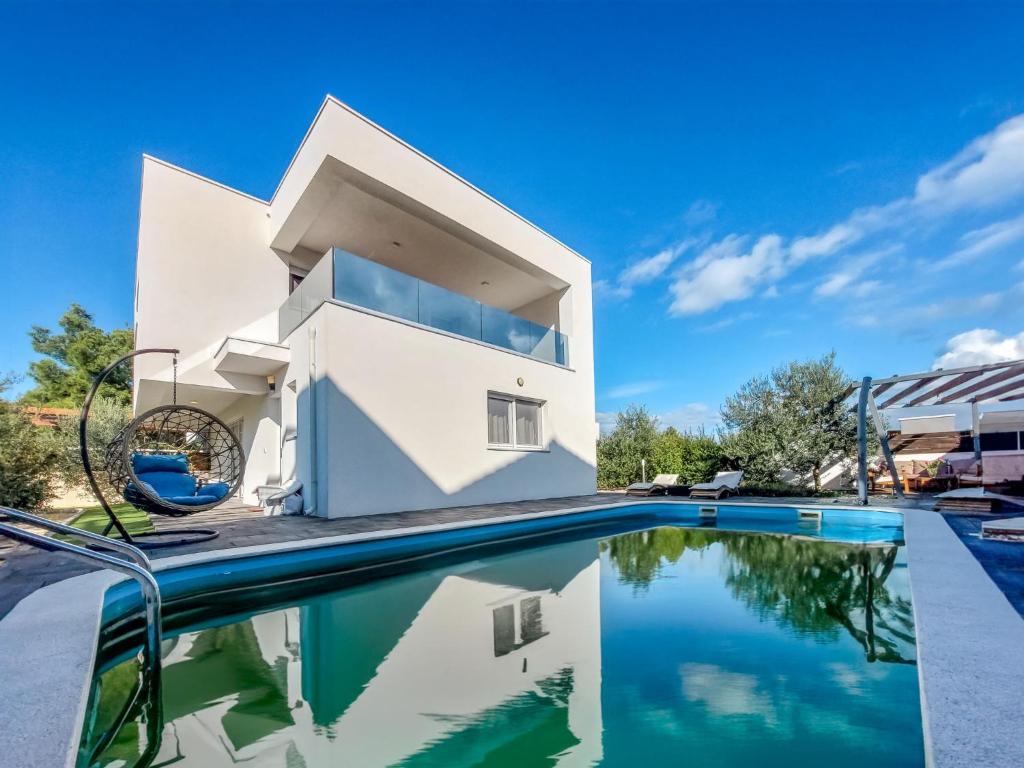 Bazén v ubytování Holiday Home Villa Nika by Interhome nebo v jeho okolí