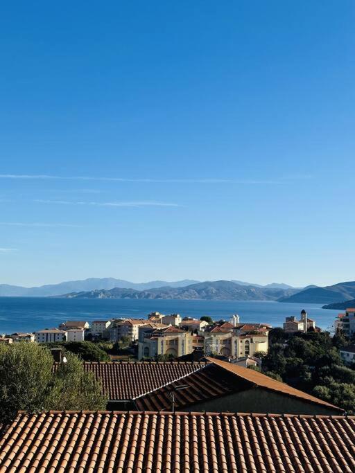 une vue d'une ville depuis le toit d'un immeuble dans l'établissement Appartement vue mer 5 personnes, à LʼÎle-Rousse