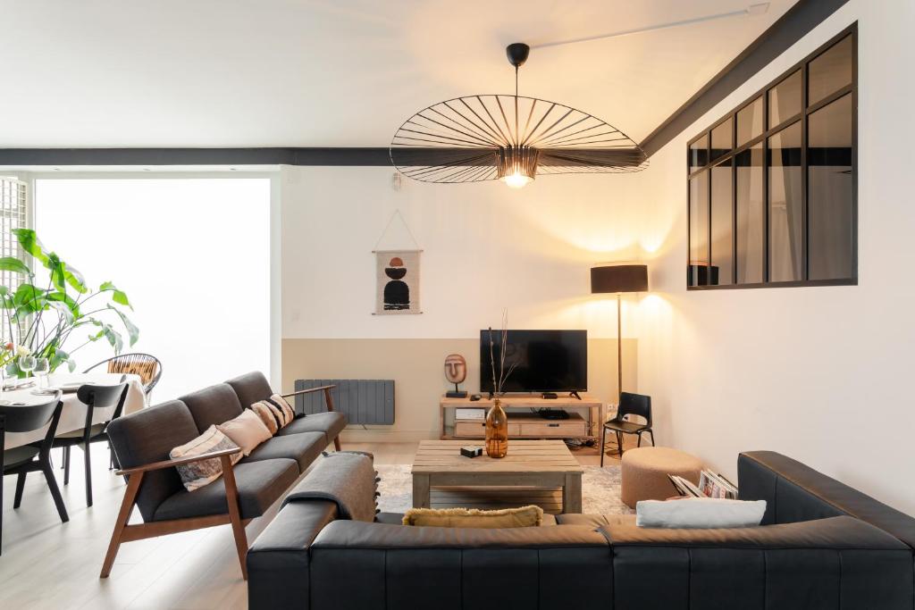 un salon avec un canapé et une table dans l'établissement Le Havane - Appt de 100m2 proche centre Rennes, à Rennes