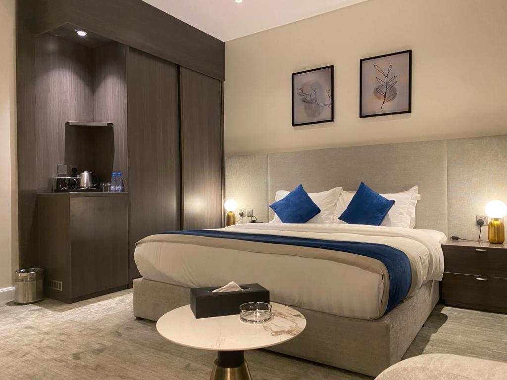 Postel nebo postele na pokoji v ubytování فندق سافوي جدة Savoye Hotel