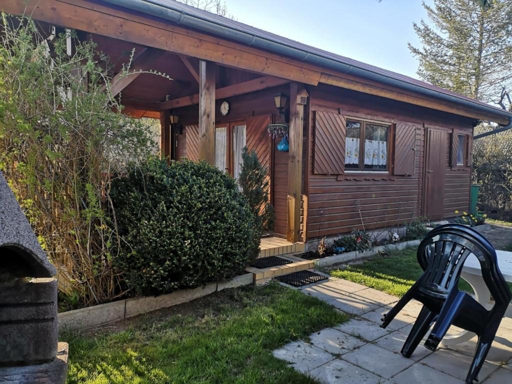 una cabaña de madera con un banco delante en Blockhaus in der Schorfheide, en Strehlow