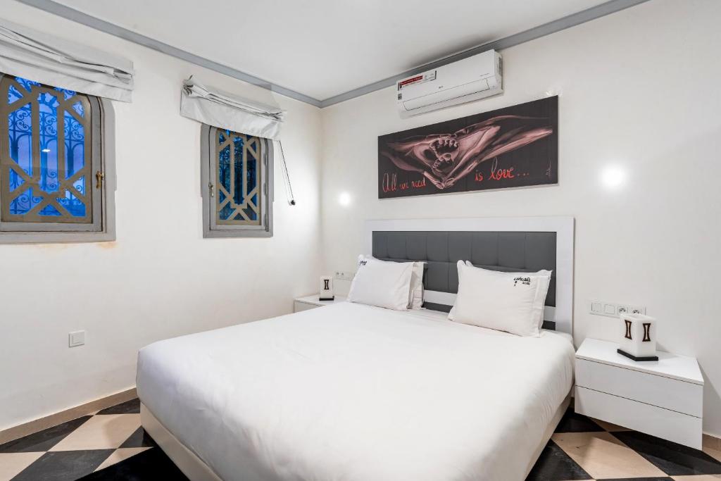 Postel nebo postele na pokoji v ubytování Riad Ushuaia La Villa - Centre Marrakech