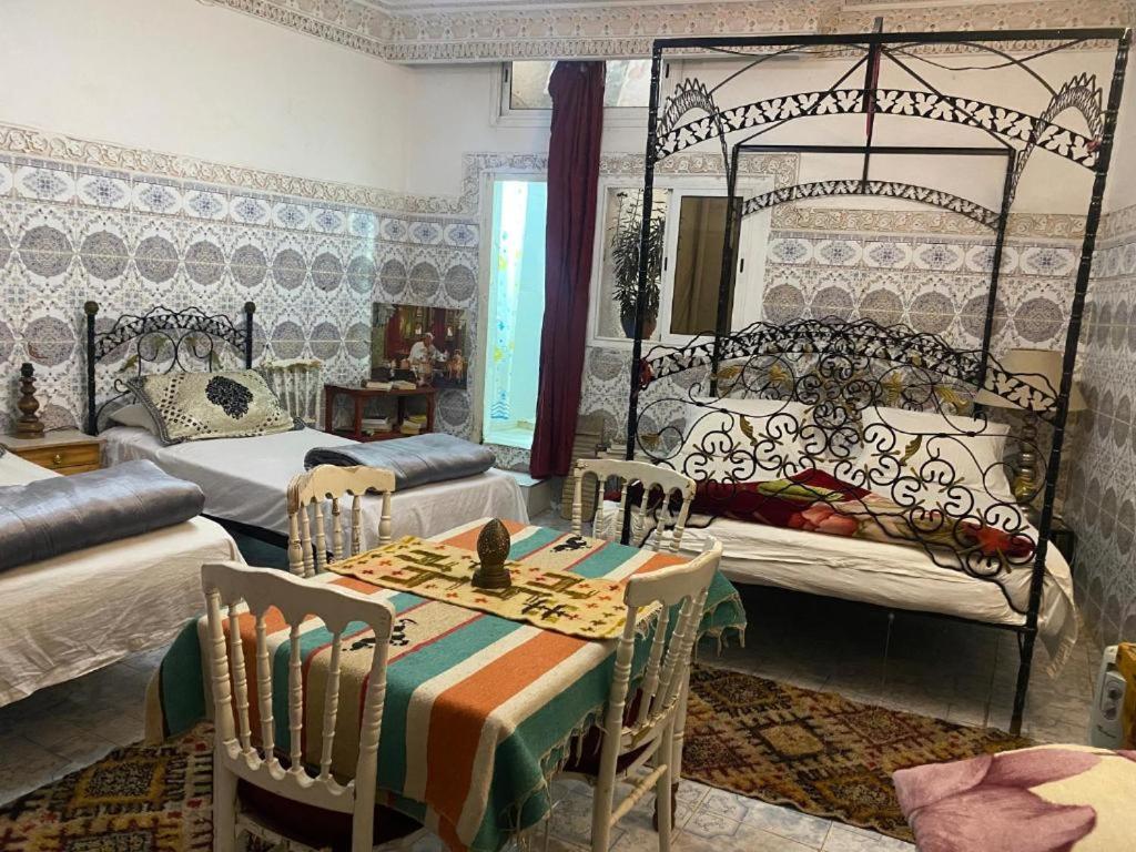 Postel nebo postele na pokoji v ubytování Riad Fez Hostel