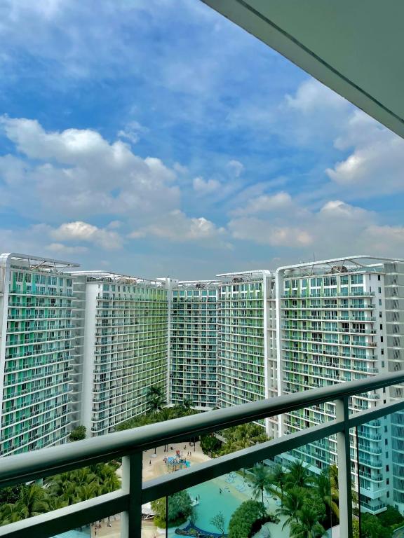 Балкон или терраса в The Bahamas & Maldives Suites at Azure Residences near Manila Airport