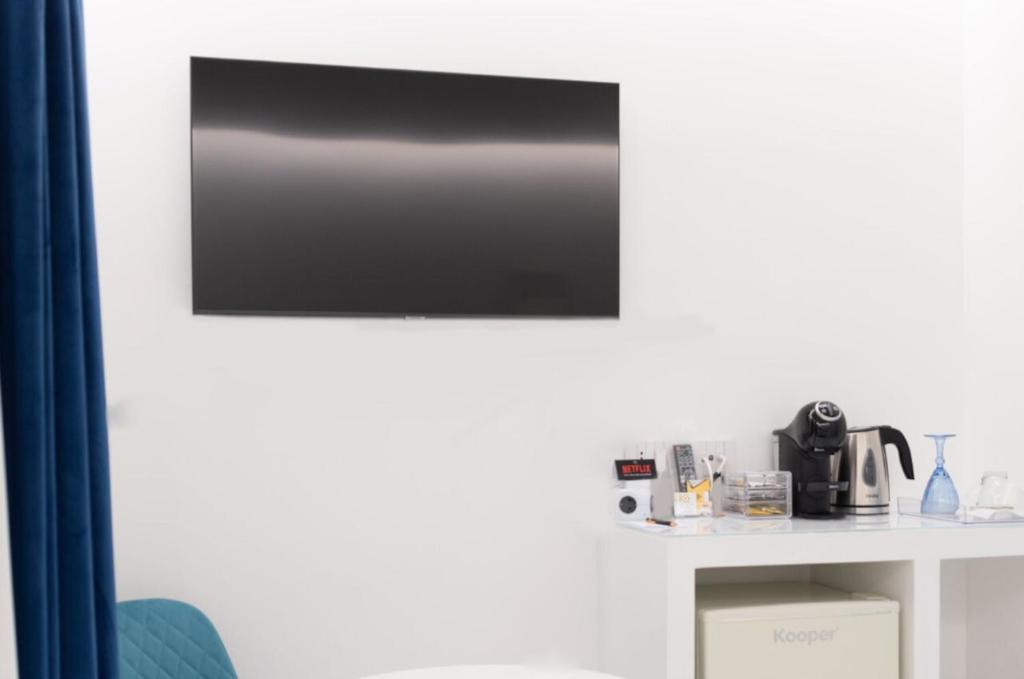 TV a/nebo společenská místnost v ubytování Kreart Suite & Rooms B&B