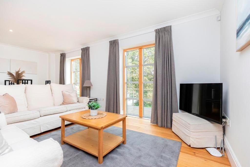 uma sala de estar com um sofá branco e uma mesa em Bournecoast: spacious and modern near beach-FM8501 em Bournemouth