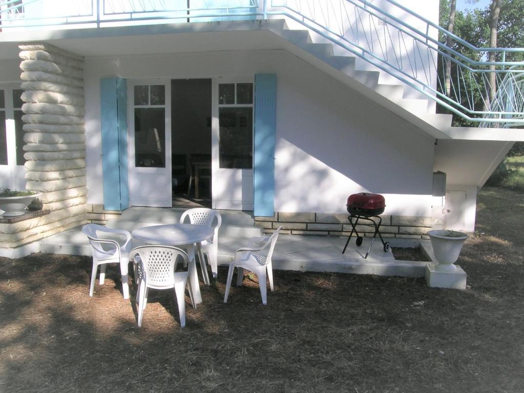 une table et des chaises devant une maison dans l'établissement Ronce-les-Bains - APPARTEMENT REZ-DE-CHAUSSÉE droit - 90m de la PLAGE, à Ronce-les-Bains