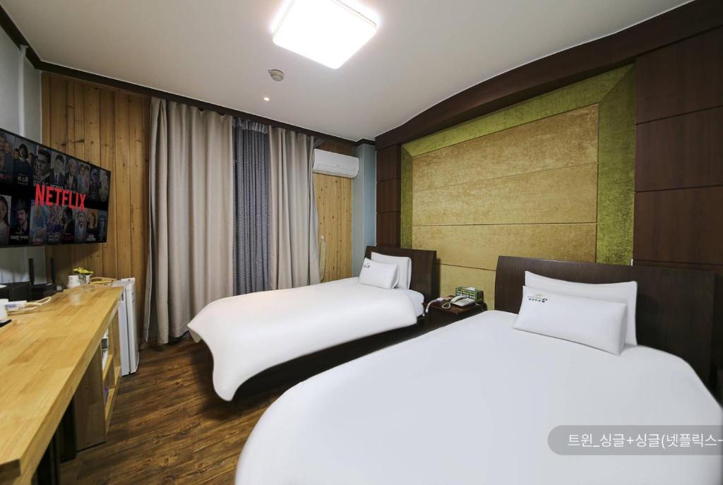 Postel nebo postele na pokoji v ubytování Hyatt Motel