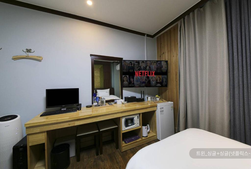 TV a/nebo společenská místnost v ubytování Hyatt Motel