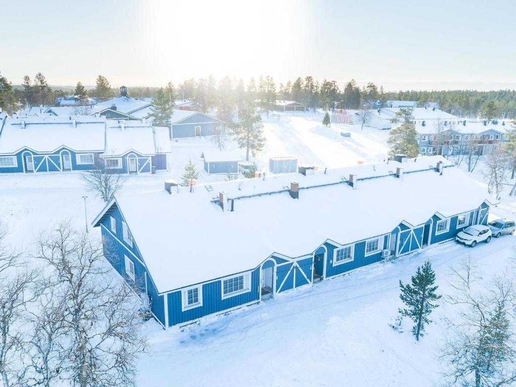 una vista aérea de una granja en la nieve en Holiday Home Teerenpesue a 5 by Interhome, en Saariselkä