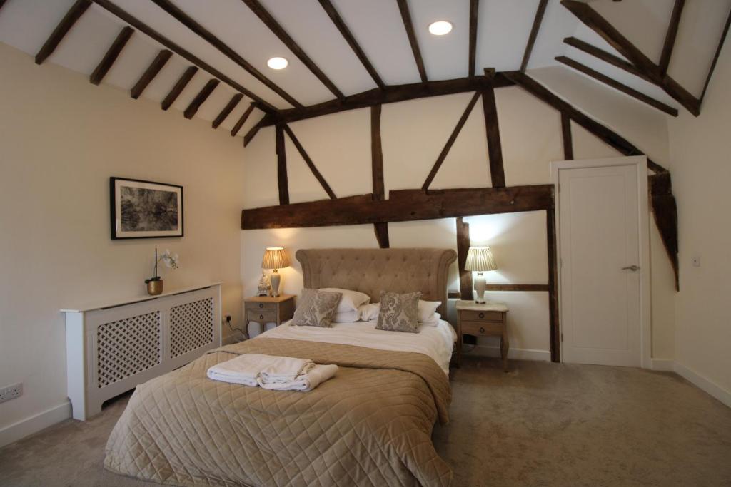 En eller flere senge i et værelse på The Warren @ Short Stays
