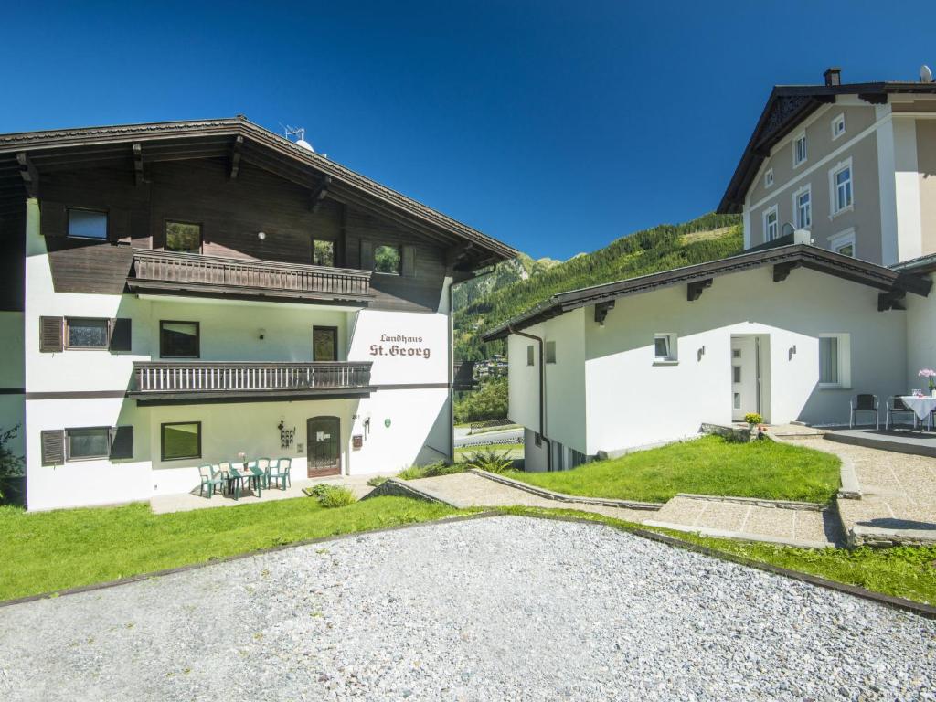 - une vue sur une maison et un bâtiment dans l'établissement Apartment Landhaus St- Georg-3 by Interhome, à Bad Gastein