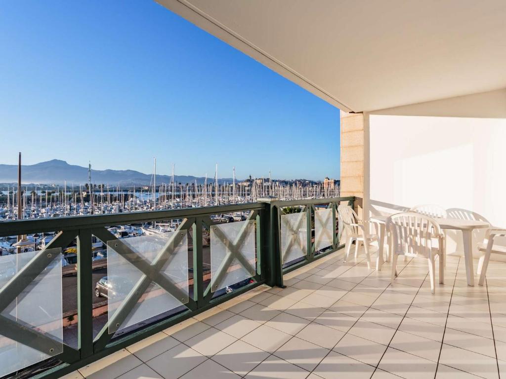 balcón con sillas y vistas al puerto en Appartement Hendaye, 2 pièces, 6 personnes - FR-1-2-350, en Hendaya