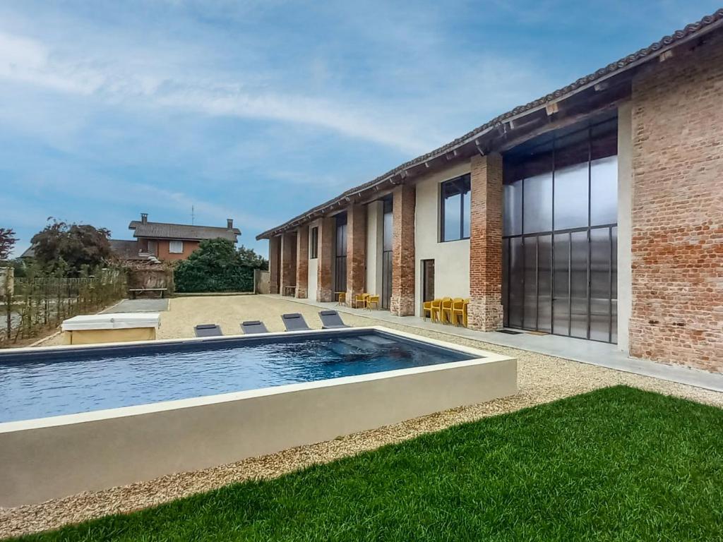 una piscina en el patio trasero de una casa en Villa We Rural by Interhome, en Poirino