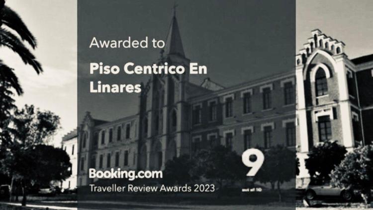 リナーレスにあるPiso Centrico En Linaresの大きな建物の白黒写真