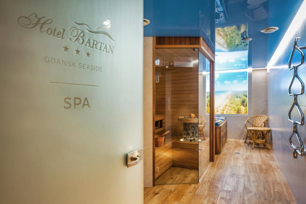 une porte donnant accès à un spa avec un panneau. dans l'établissement Hotel Bartan Gdansk Seaside, à Gdańsk