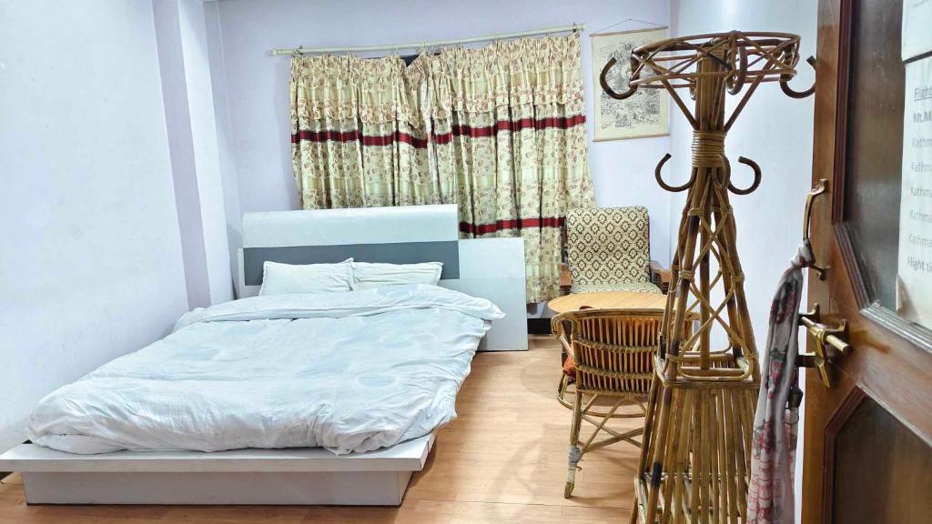 Postel nebo postele na pokoji v ubytování Monkey Temple Homestay