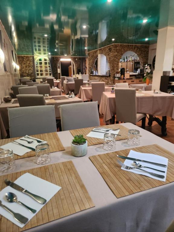Restaurace v ubytování Logis Hôtel Restaurant les Charmettes