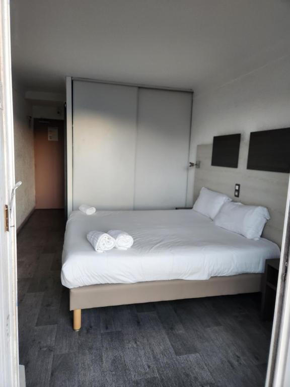 Postel nebo postele na pokoji v ubytování Logis Hôtel Restaurant les Charmettes