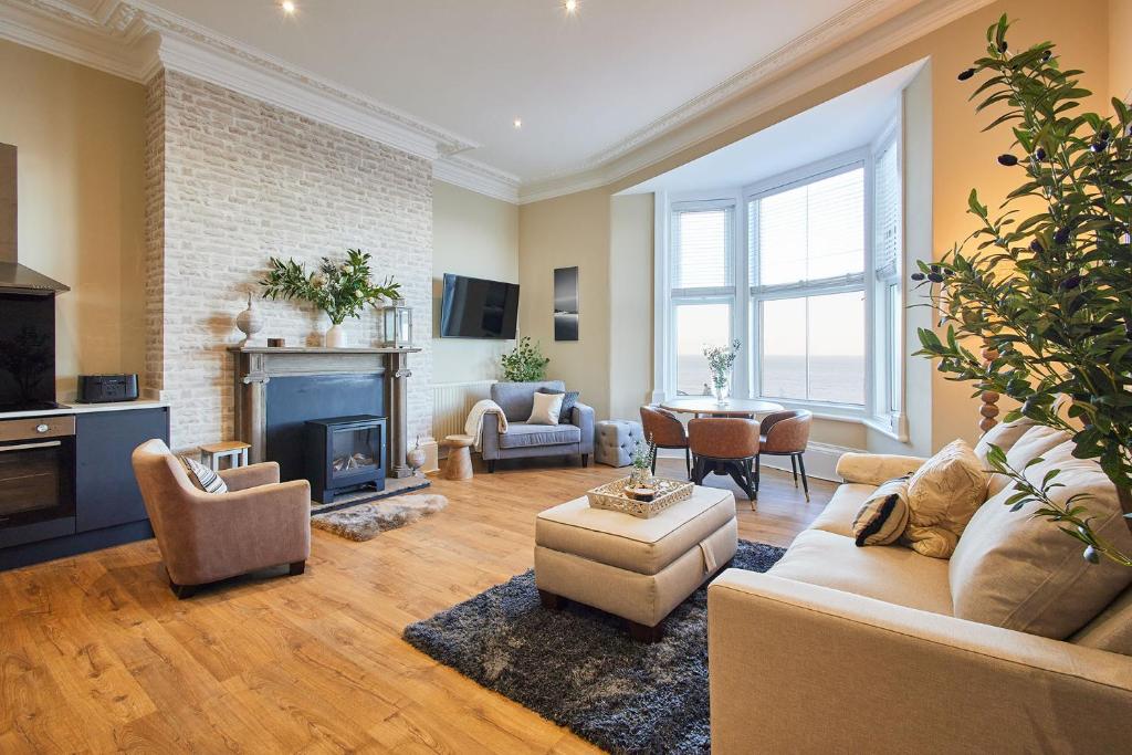 een woonkamer gevuld met meubels en een open haard bij Host & Stay - Salty Bay in Saltburn-by-the-Sea