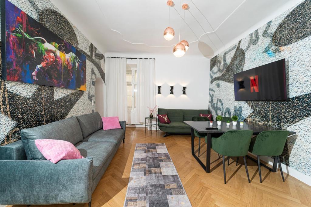 sala de estar con sofá y mesa en CENTRAL Stephansdom apartment I Netflix I Self Check In en Viena