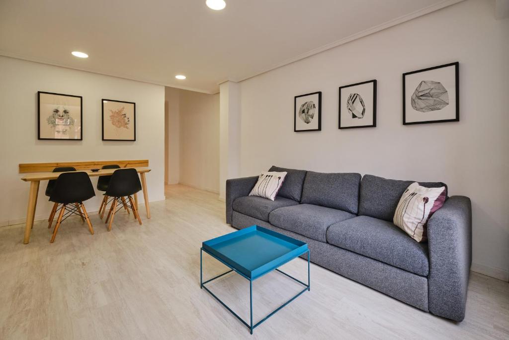 a living room with a couch and a table at Mossen flat Patraix in Valencia