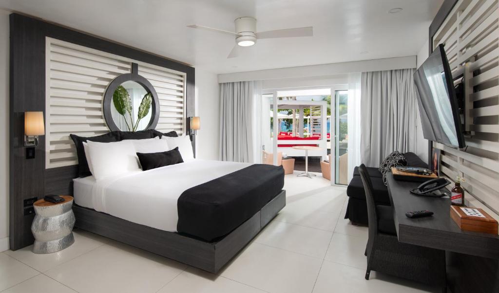 Postel nebo postele na pokoji v ubytování S Hotel Montego Bay - Luxury Boutique All-Inclusive Hotel