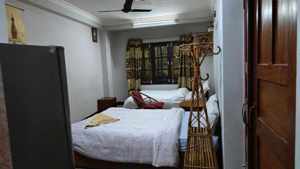 Postel nebo postele na pokoji v ubytování Monkey Temple Homestay