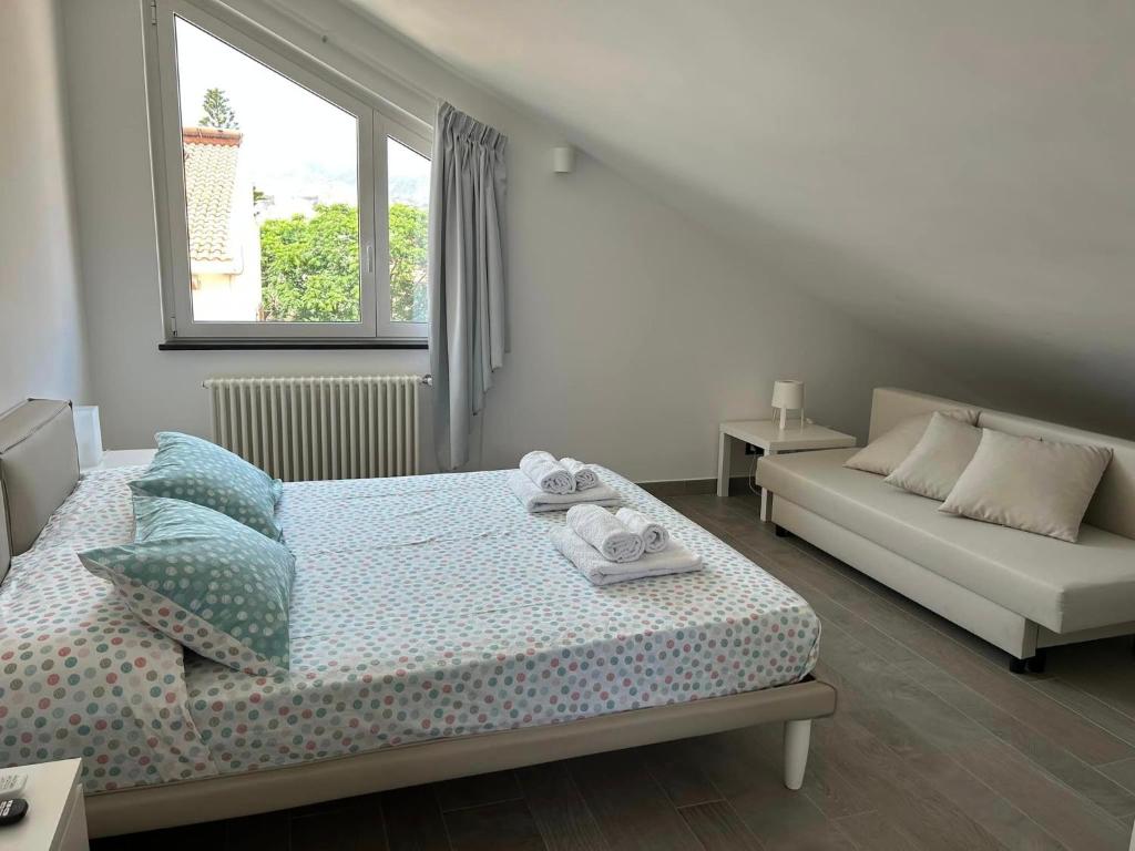 - une chambre blanche avec un lit et une fenêtre dans l'établissement Farau B&B, à Messina