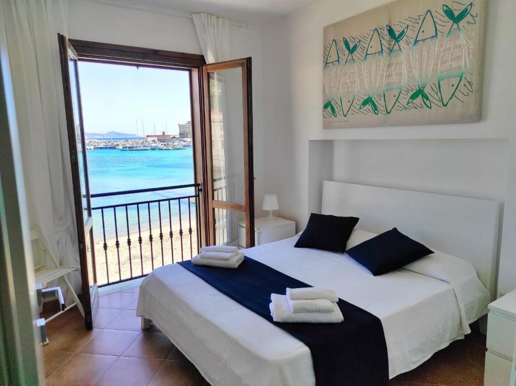 ファヴィニャーナにあるCase per Vacanze Praiaのベッドルーム1室(ベッド1台付)が備わります。