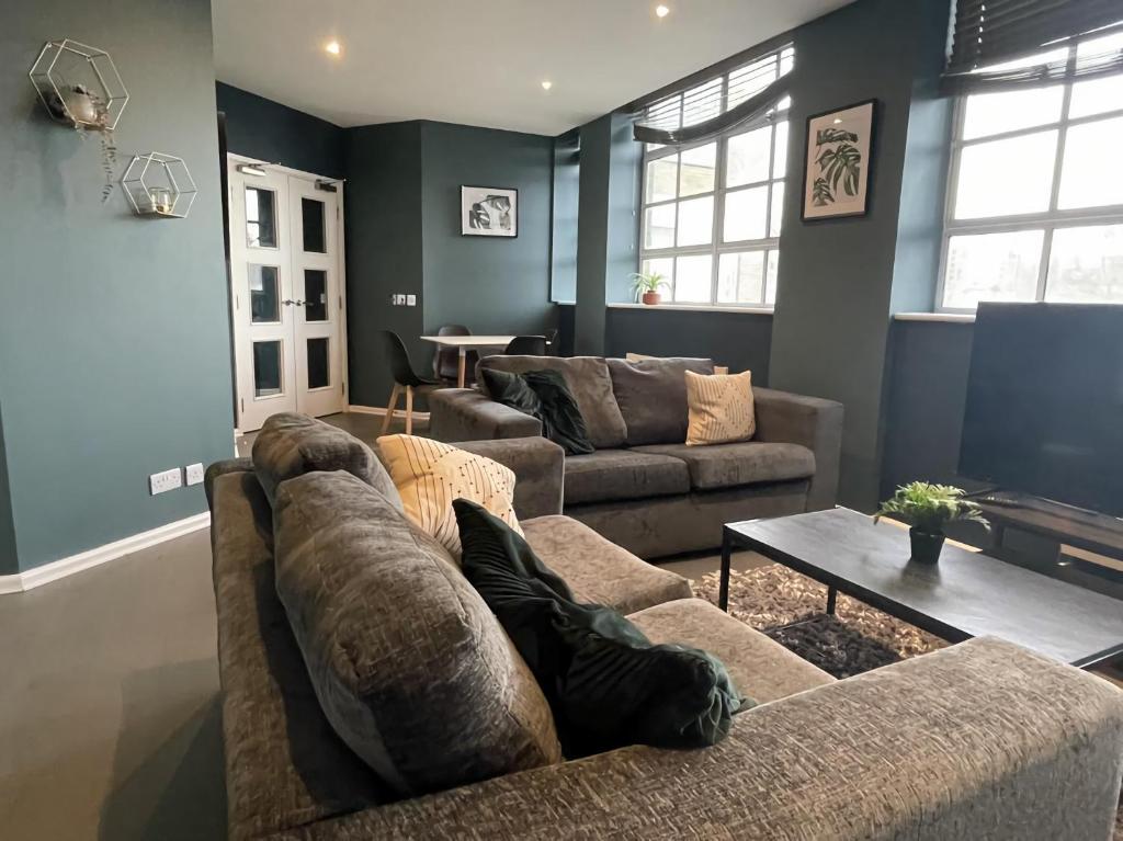 - un salon avec un canapé et une télévision dans l'établissement Entire Stylish Apartment Central Brighton North St, à Brighton et Hove